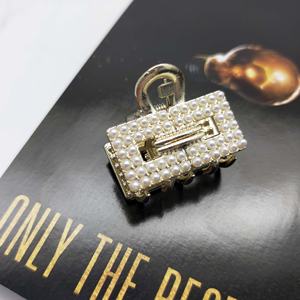 Élégante Mini Pince à Cheveux Carrée Dorée Nouvel Accessoire de Cheveux Tendance pour Femme en Alliage Métallique et Perle - Product Image 3