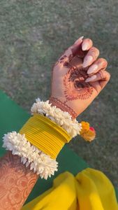 ดอกไม้ประดิษฐ์จากผ้ากัจรา พลาสติก แข็งแรง ทนทาน เป็นมิตรกับสิ่งแวดล้อม กันน้ำ สายรัดข้อมือสำหรับผู้หญิง ของขวัญงานแต่งงาน ฮัลดี เมห์นดี - Product Image 3
