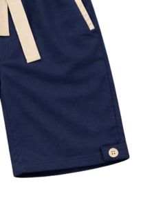 Conjunto de dos piezas personalizado para hombre, camiseta sin mangas azul marino y pantalones cortos, conjunto informal de verano de algodón con ribete en contraste y cordón ajustable. - Product Image 5