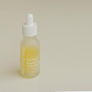 Brume éclaircissante en ampoule avec sérum à la vitamine B3, à l'acide tranexamique et à l'acide hyaluronique - Product Image 1