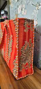 Bolsa de Mano de Algodón Ecológico y Sostenible, Acolchada a Mano, con Diseños Personalizados, Bolsillos Interiores/Exteriores, Diseño Floral Múltiple - Product Image 2