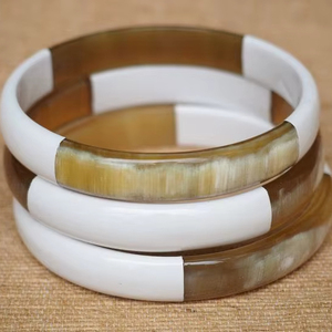 Bracelet artisanal en corne de buffle pour un style de vie sain - Vente flash - Product Image 1