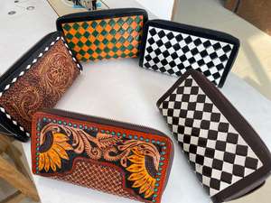 Cartera Larga de Cuero Genuino Occidental Hecha a Mano con Cremallera – Cartera Larga de Piel de Vacuno Grabada y Tejida para Hombres y Mujeres - Product Image 2