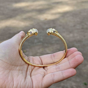 Pulsera ajustable de estilo boho, chapada en oro, con piedra lunar blanca natural y detalles de cuarzo amatista, diseño abierto frontal. - Product Image 5