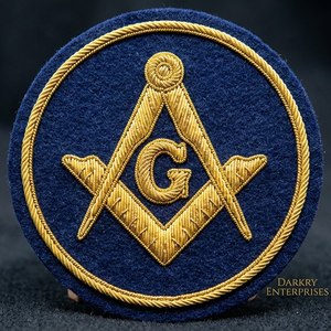 Écusson brodé artisanal en fil de soie pour insignes maçonniques personnalisés, compas carré bleu et or, badge de franc-maçon, service personnalisé pour loge - Product Image 1