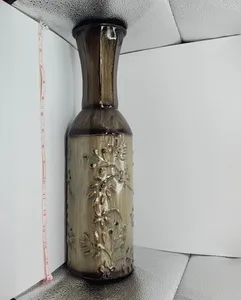 Vase décoratif de style vintage avec motif floral en relief, design bouteille haute pour salon, entrée, décoration rustique de la maison - Product Image 3