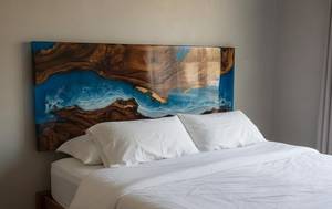 Cabecera de Cama de Madera Maciza con Resina Epoxi Azul Profundo, Color Personalizado, Diseño de Corazón |   Muebles de Dormitorio Modernos de Lujo con Diseño Artístico y Calefacción - Product Image 6