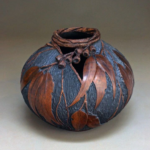 Urne ronde texturée de couleur terre, ornée de feuilles de vigne et de lianes métalliques réalistes. Disponible aux prix de gros. - Product Image 3