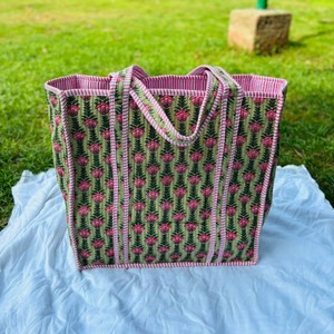 Sac fourre-tout en coton matelassé fait main style bohème, imprimé floral, sac de voyage réversible, grand sac à bandoulière écologique et durable - Product Image 1