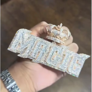 จี้เพชรโมอิสซาไนต์ทรงบาแกตต์แบบฮิปฮอป  จี้เงินแท้ 925 ประดับเพชรโมอิสซาไนต์  พร้อมสลักอักษรตามสั่ง สำหรับทุกเพศ - Product Image 1