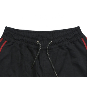 Shorts pour hommes noirs unis avec cordon de serrage, bande latérale rouge, taille mi-haute, style décontracté, 100 % polyester, tissu tricoté respirant - Product Image 2
