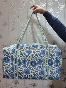 Bolsa de lona hecha a mano con estampado floral azul, de gran capacidad, para viaje, para mujer, material textil, cierre con cremallera. - Product Image 4