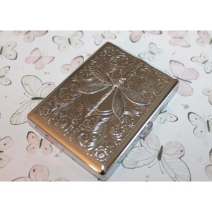 KHOOSI OVERSEAS Étui à allumettes vintage en aluminium de style mi-siècle MBC-06 avec motif libellule en relief, durable, écologique et sûr - Product Image 1