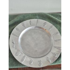 Assiette de service ronde vintage en métal avec motif gravé en forme de feuille, vaisselle, assiettes en métal pour servir les aliments, fournitures pour restaurants - Product Image 1