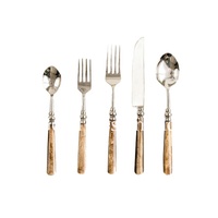 Ensemble de couverts en acier miroir avec poignée en relief de style antique de luxe pour les décorations de table de mariage et de fête