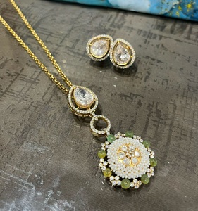 ชุดสร้อยคอยาวประดับทองเหลืองชุบทองคุณภาพพรีเมียม ประดับเพชร CZ แบบ Kundan พร้อมต่างหู เหมาะสำหรับงานปาร์ตี้และงานแต่งงาน คอลเลคชั่นสำหรับผู้หญิง - Product Image 2