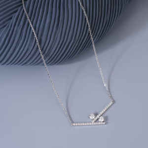 Colgante de Lujo con Moissanita de Corte Redondo en Oro Blanco de 14K para Mujer con Veintinueve Piedras que Pesan 1.23 Quilates en Total - Product Image 4