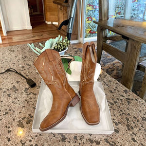 Botas vaqueras unisex de punta cuadrada con diseño de empalmes y hebilla de cinturón, estilo caballero, de caña alta y ajuste delgado, con forro de poliéster, en oferta. - Product Image 1
