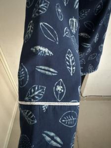 เสื้อแจ็คเก็ตผ้าฝ้ายพิมพ์ลายดอกสีครามสำหรับผู้หญิง แขน 3/4 น้ำหนักเบา ระบายอากาศได้ดี เป็นมิตรกับสิ่งแวดล้อม สวมใส่สบายๆ ทรงปกติ สำหรับฤดูใบไม้ผลิ - Product Image 3