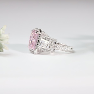 Anillo de Compromiso Vintage de Oro con Diamante Rosa Radiante Cultivado en Laboratorio, Lujoso Halo Pavé con Piedras Laterales Baguette para Boda Nupcial de Mujer - Product Image 4