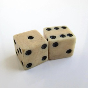 Dados de Cuerno de Búfalo Cuadrados Pulidos Naturales de ILAHI, Ecológicos, con Patrones Únicos, para Amantes de la Religión, Feng Shui, Juegos de Rol y Mesa - Product Image 5