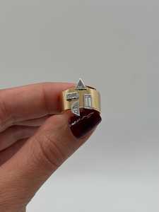 Anillos llamativos de oro macizo de 14K y 18K con diamantes cultivados en laboratorio de corte baguette trillón de media luna, engastados en bisel, de 10 mm de ancho, tipo banda de cigarro, al por mayor - Product Image 2