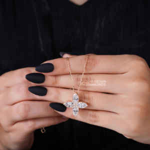 Pendentif de luxe en or rose 14 carats avec moissanite pour femme, orné de quatre pierres taille marquise, pesant un total de 3,67 carats (WT) - Product Image 1