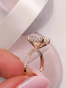 Anillo de Compromiso de Moissanita con Corte Radiante, Plata de Ley 925 con Baño de Rodio, Minimalista con Halo Oculto, Anillo de Aniversario para Mujer - Product Image 2