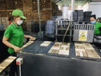 Ensemble moderne de meubles de jardin commerciaux de luxe pour l'extérieur Tables basses pliables en bois à ossature métallique, du fournisseur en gros du Vietnam