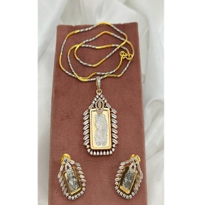 Ensemble collier et pendentif en laiton de qualité supérieure Royal CZ, finition dorée bicolore, zircon, avec chaîne, collection pour femmes, idéal pour les soirées. - Product Image 1