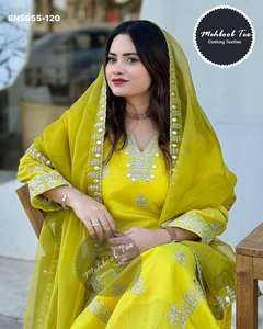 Conjunto exclusivo de estilo moderno en seda chinon pesada con bordado, lentejuelas de 7 mm y trabajo de cordón, compuesto por pantalón palazzo, top y dupatta. Ropa étnica. - Product Image 4