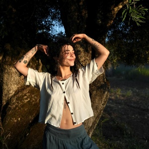 Camisa Boho Blanca Hecha a Mano de Rayón con Botones de Coco, Top Ligero de Verano, Transpirable y de Corte Holgado - Product Image 1