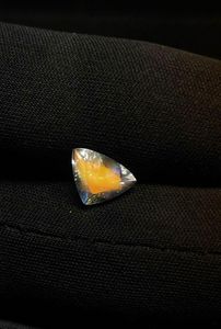 Piedra lunar arcoíris de corte elegante. Piedra lunar arcoíris natural con fuego naranja, corte Superman. - Product Image 1