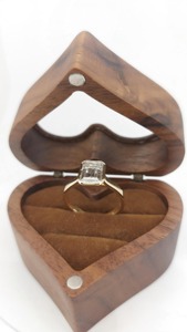 Anillo de compromiso de moissanita con corte esmeralda de 2 quilates en engaste de bisel de oro macizo, anillo de compromiso de diamante esmeralda de 2 quilates - Product Image 1