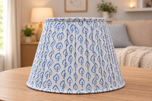 Abat-jour en viscose et lin avec motif géométrique en forme de cœur bleu |   Abat-jour plissé en tissu imprimé blanc et bleu |   Table décorative, sol - Product Image 2