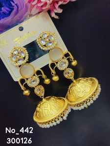 Pendientes Jhumka de estilo étnico Kundan con acabado dorado, piedras de colores y perlas - Product Image 2