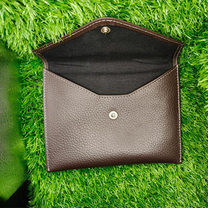 Portefeuille enveloppe en cuir marron uni sophistiqué pour homme, design minimaliste à double pli avec coutures durables et bouton-pression sécurisé - Product Image 4