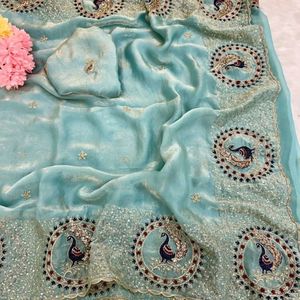 Sari en satin premium avec broderie de fils et de paillettes, accompagné d'un chemisier de créateur, fabriqué par Royal Export - Product Image 5