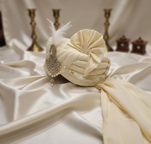 Turban de Mariage de Luxe en Soie Crème avec Broche Sarpech en Cristal et Plumes – Vente en Gros de Turbans Ethniques Designer Safa Pagri pour Hommes - Product Image 1