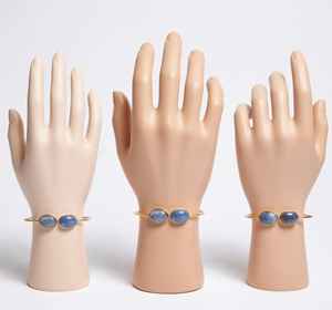 Bracelet en or poli avec deux labradorites bleues |   Bracelet manchette ovale lisse en pierre précieuse |   Bijoux en gros Mangalmay Corporation - Product Image 3