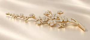 Broche florale de qualité supérieure de 11 cm avec motif de branche orné de pierres étincelantes, accessoire de mode élégant pour sari, robe, manteau et événements. - Product Image 4