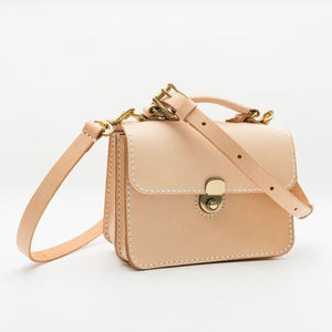 Sac à bandoulière en cuir véritable pour femme, petit sac à main artisanal avec rabat et fermoir, idéal pour le quotidien et les voyages - Product Image 1