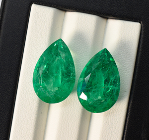 Émeraude colombienne de culture en forme de poire avec inclusions, 20x13 mm, 15,00 carats - Product Image 5