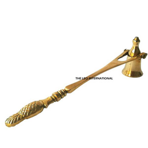 Éteignoir à bougie en métal doré au design classique, à long manche, fait main et sur mesure, pour pot à bougie unique en béton - Product Image 2