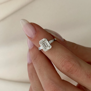 Anillo de compromiso con bisel de diamantes de laboratorio esmeralda y baguette IGI D-E-F VVS-VS en oro, oro blanco, oro rosa y plata, stock al por mayor B2B - Product Image 1