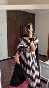 Robe Anarkali longue à fleurs noires et blanches pour femmes, avec dupatta, tenue ethnique indienne et pakistanaise en polyester. - Product Image 5