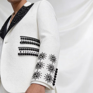 Traje Blazer Blanco Texturizado y Bordado para Hombre con Solapa y Mangas con Cuentas Negras – Traje de Diseñador para Bodas/Fiestas - Product Image 1