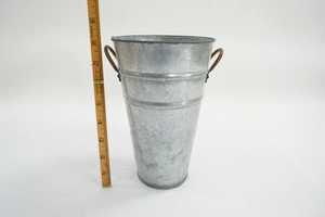 Cubo Metálico Resistente para Uso Doméstico, en Jardines y en la Industria - Product Image 3