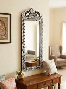Cadre de miroir en os sculpté à la main en Inde avec incrustations de nacre pour la décoration murale à la maison, à l'hôtel ou au restaurant - Product Image 1