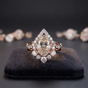 Anillo de Compromiso y Boda con Halo Floral de Oro de 18K, Diamante Cultivado en Laboratorio de Corte Ovalado de 2.38 Ct, Certificado IGI, Joyería Fina Personalizada - Product Image 5